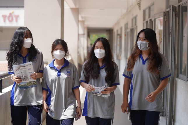 Nóng cuộc đua vào lớp 10 ở TPHCM: Cơ hội nào để trúng tuyển? - Ảnh 1. Nóng cuộc đua vào lớp 10 ở TPHCM: Cơ hội nào để trúng tuyển? - Ảnh 1.