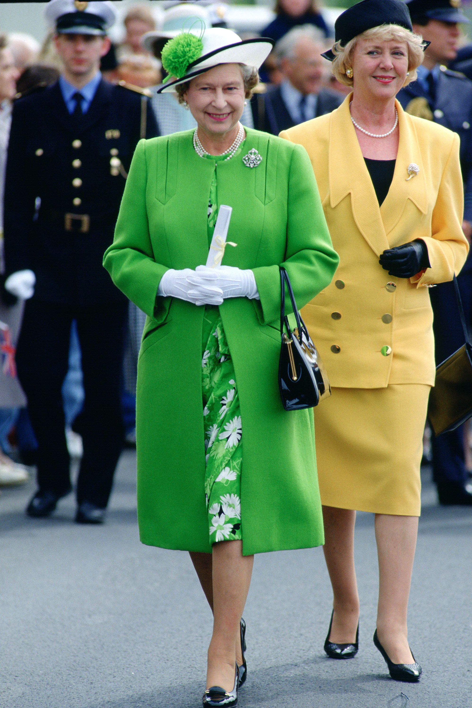 Nhìn Kate Middleton và Meghan Markle lên đồ khi ở cạnh Nữ hoàng Anh, phải công nhận họ là những cô cháu dâu vàng ngọc - Ảnh 2.