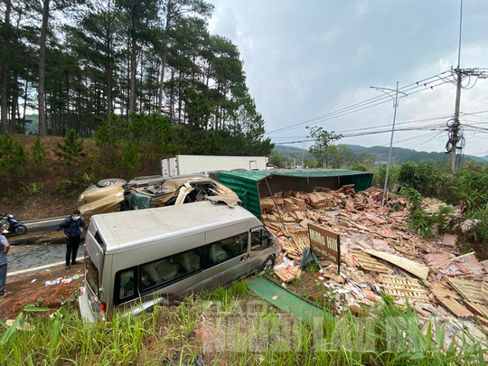 Serious accident on Mimosa Pass Da Lat, 7 people injured - Photo 3.
