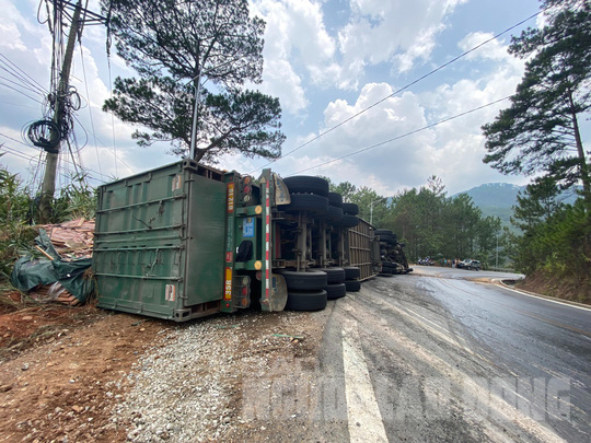 Serious accident on Mimosa pass in Da Lat, 7 people injured - Photo 5.