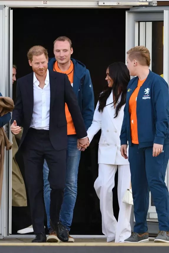 Thấy Hoàng tử Harry bật khóc nơi đông người, Meghan nhanh chóng có phản ứng đặc biệt, trở thành tâm điểm chú ý - Ảnh 4.