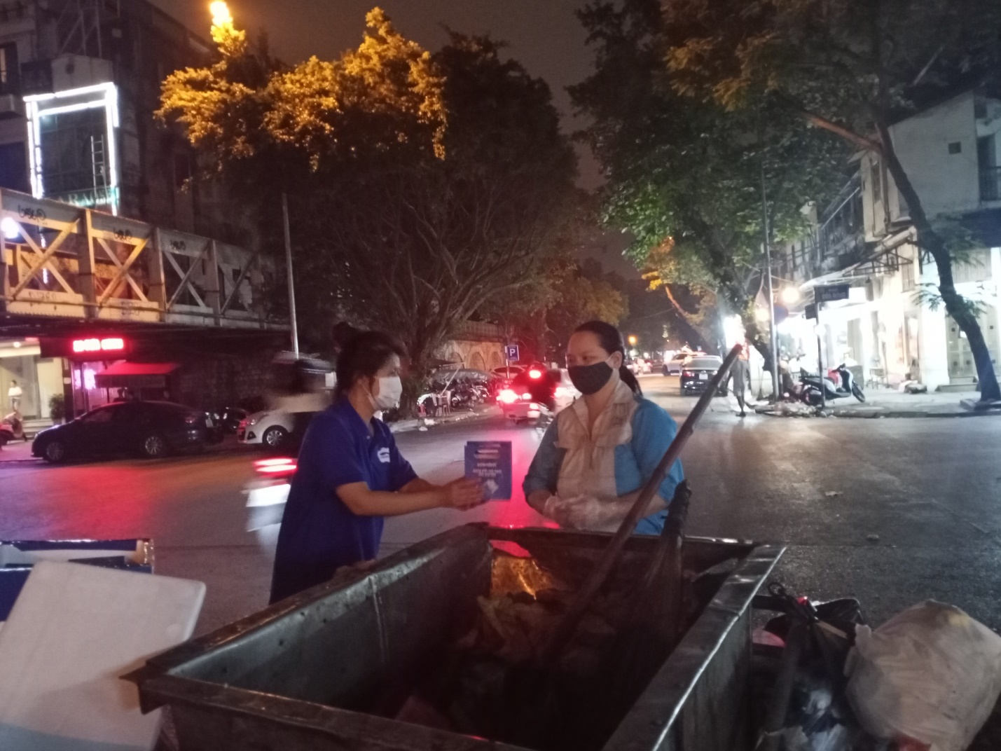 Operation Lull at midnight: The familiar yet strange harmony of street vendors - Photo 3.