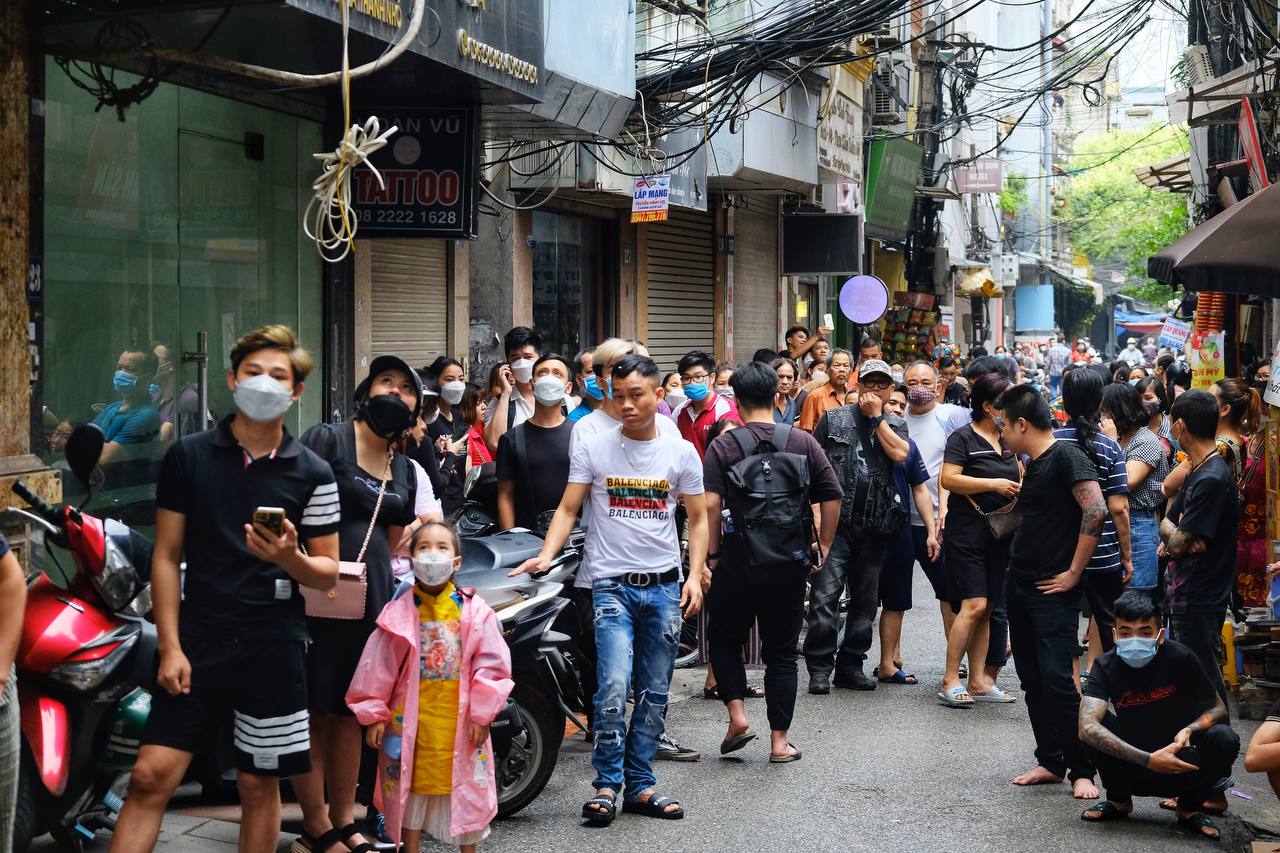 Hà Nội: Cháy tiệm massage trên phố Đê La Thành, nhân viên hoảng hốt bỏ chạy - Ảnh 6.
