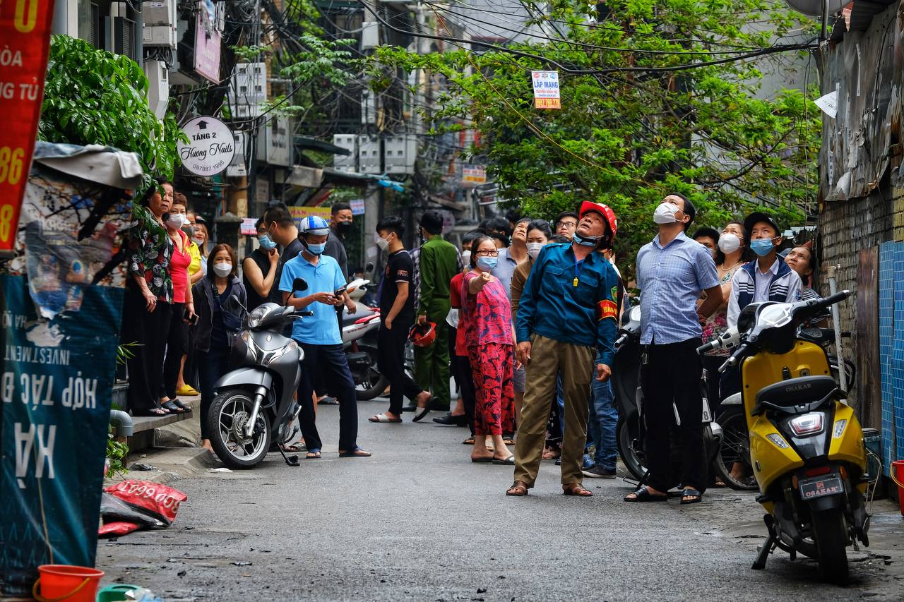 Hà Nội: Cháy tiệm massage trên phố Đê La Thành, nhân viên hoảng hốt bỏ chạy - Ảnh 7.