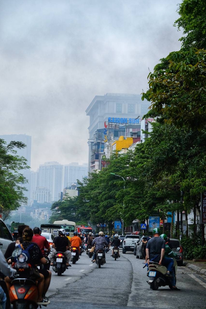Hà Nội: Cháy tiệm massage trên phố Đê La Thành, nhân viên hoảng hốt bỏ chạy - Ảnh 3.
