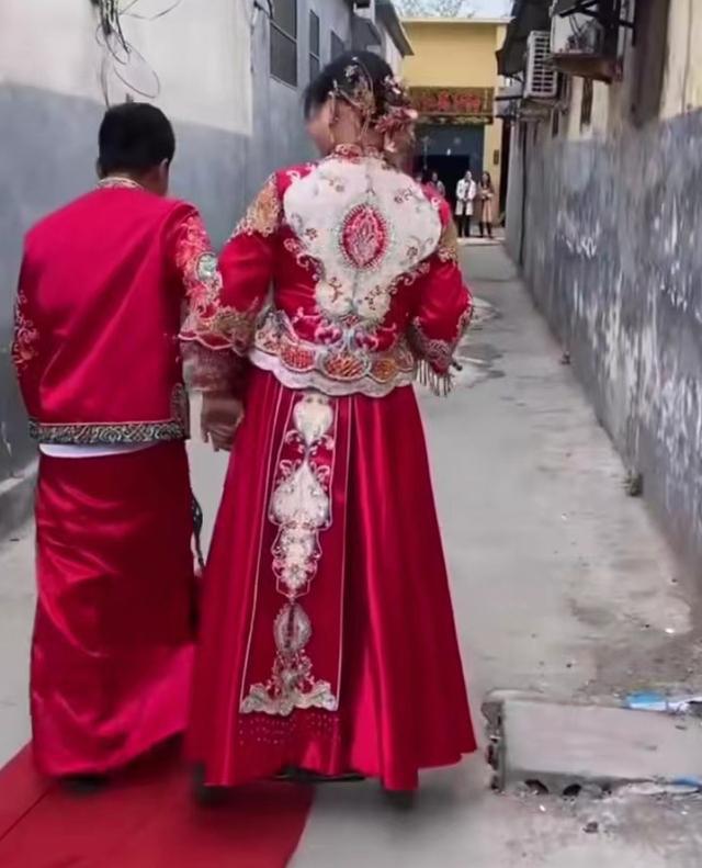 Not wanting the tired groom to carry her into the wedding room, the bride came up with an idea of ​​both ways that made everyone compliment: Too smart!  - Photo 4.