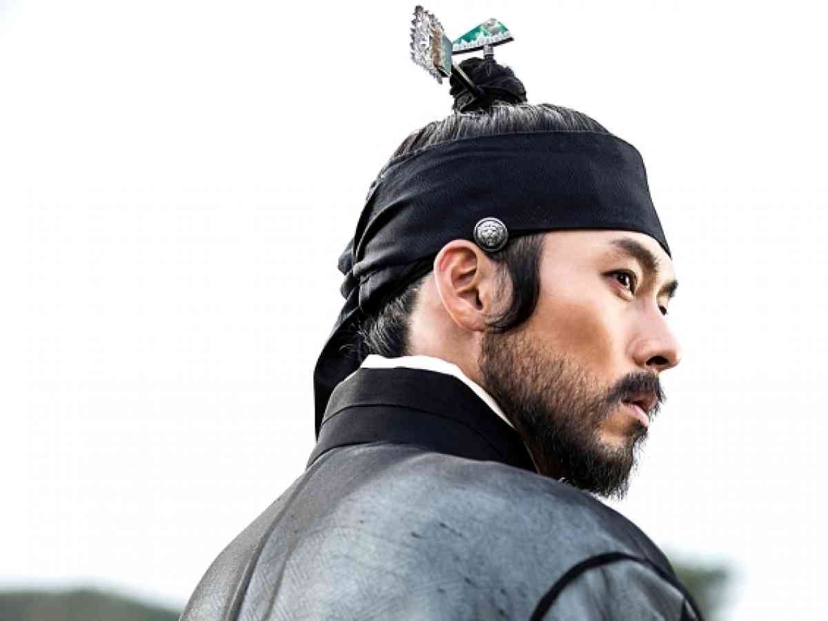 Không nhận ra Hyun Bin với gương mặt râu ria xồm xoàm, tạo hình cổ trang đầy khí chất quân vương - Ảnh 4.