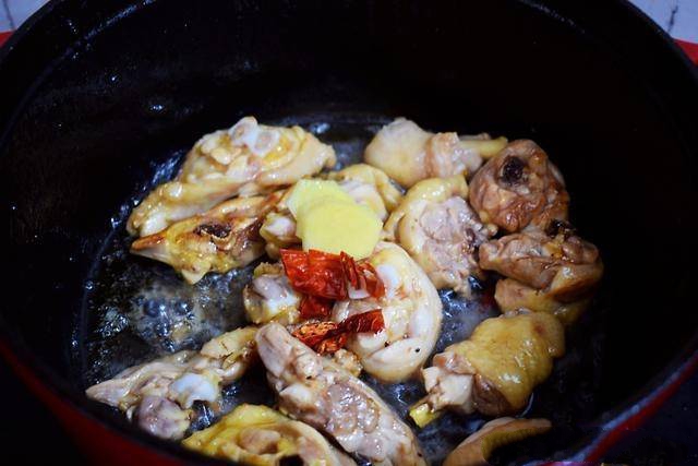 Delicious, easy-to-make mushroom-braised chicken for dinner - Photo 5.