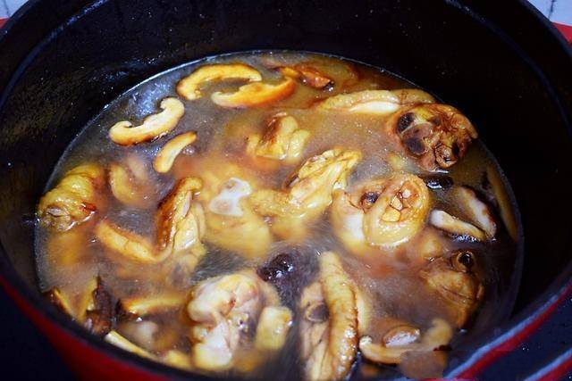 Delicious, easy-to-make mushroom-braised chicken for dinner - Photo 7.