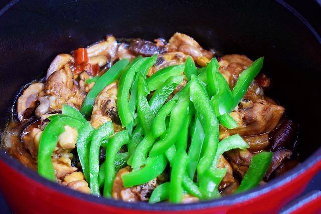 Delicious, easy-to-make mushroom-braised chicken for dinner - Photo 8.