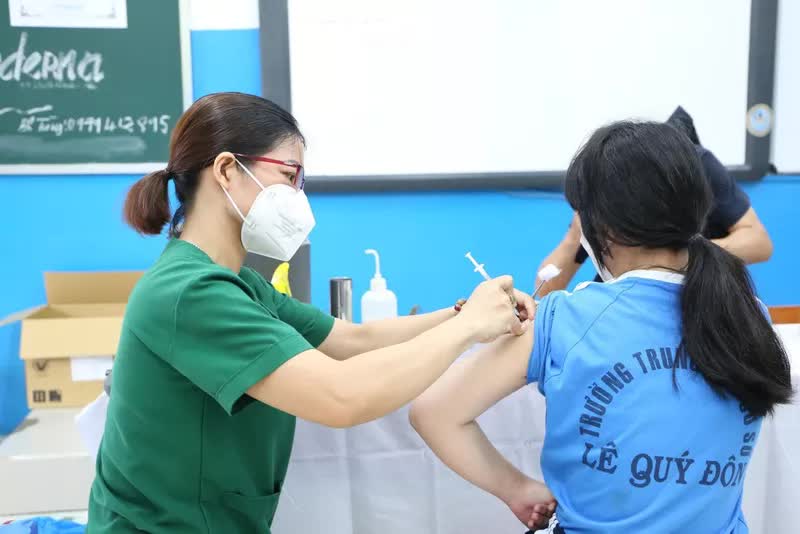 TP. Hồ Chí Minh: Hơn 10.000 trẻ lớp 6 đã được tiêm vaccine phòng COVID-19 - Ảnh 1.