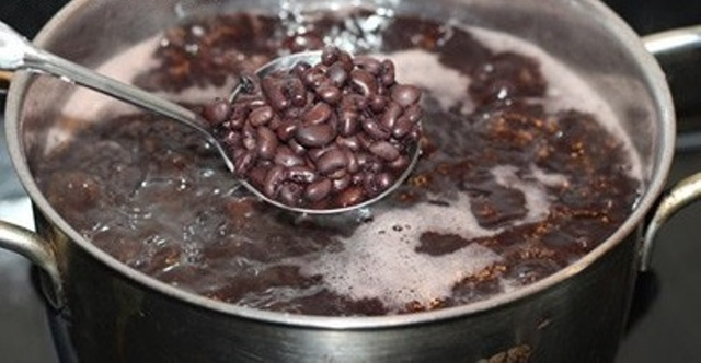 Black beans, cooked with these two things, will become a collagen-promoting dish to beat wrinkles, women will reverse aging and prolong life - Photo 1.