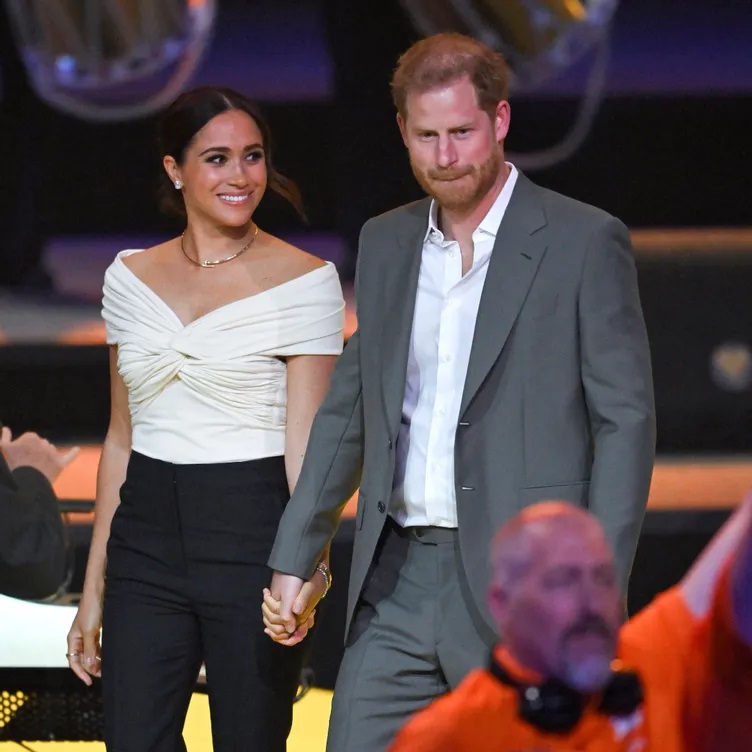 Cosplay y xì đúc Công nương Diana, Meghan Markle liệu có &quot;cửa&quot; sang hơn? - Ảnh 4.