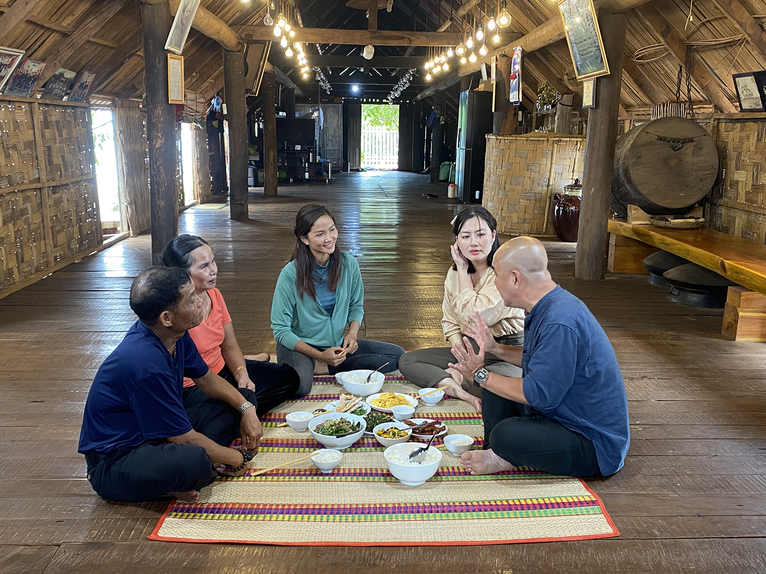 Hoa hậu HHen Niê trải lòng chuyện tế nhị, từng khóc nức nở vì không ai hướng dẫn khi dậy thì - Ảnh 1.