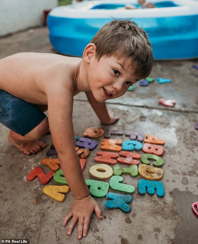 A 5-year-old boy who knows many languages ​​is likened to 