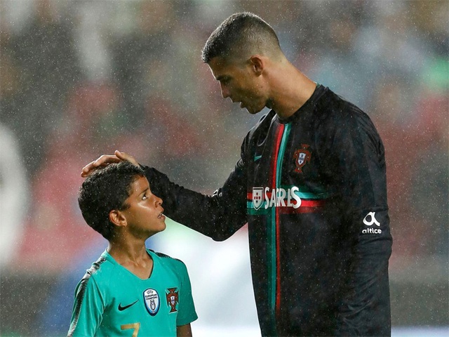 Cách dạy con đáng nể của ông bố 5 con Ronaldo: Muốn trở thành số 1 phải đổ mồ hôi, không bao giờ có thứ gì từ trên trời rơi xuống cả - Ảnh 2. Cách dạy con đáng nể của ông bố 5 con Ronaldo: Muốn trở thành số 1 phải đổ mồ hôi, không bao giờ có thứ gì từ trên trời rơi xuống cả - Ảnh 2.