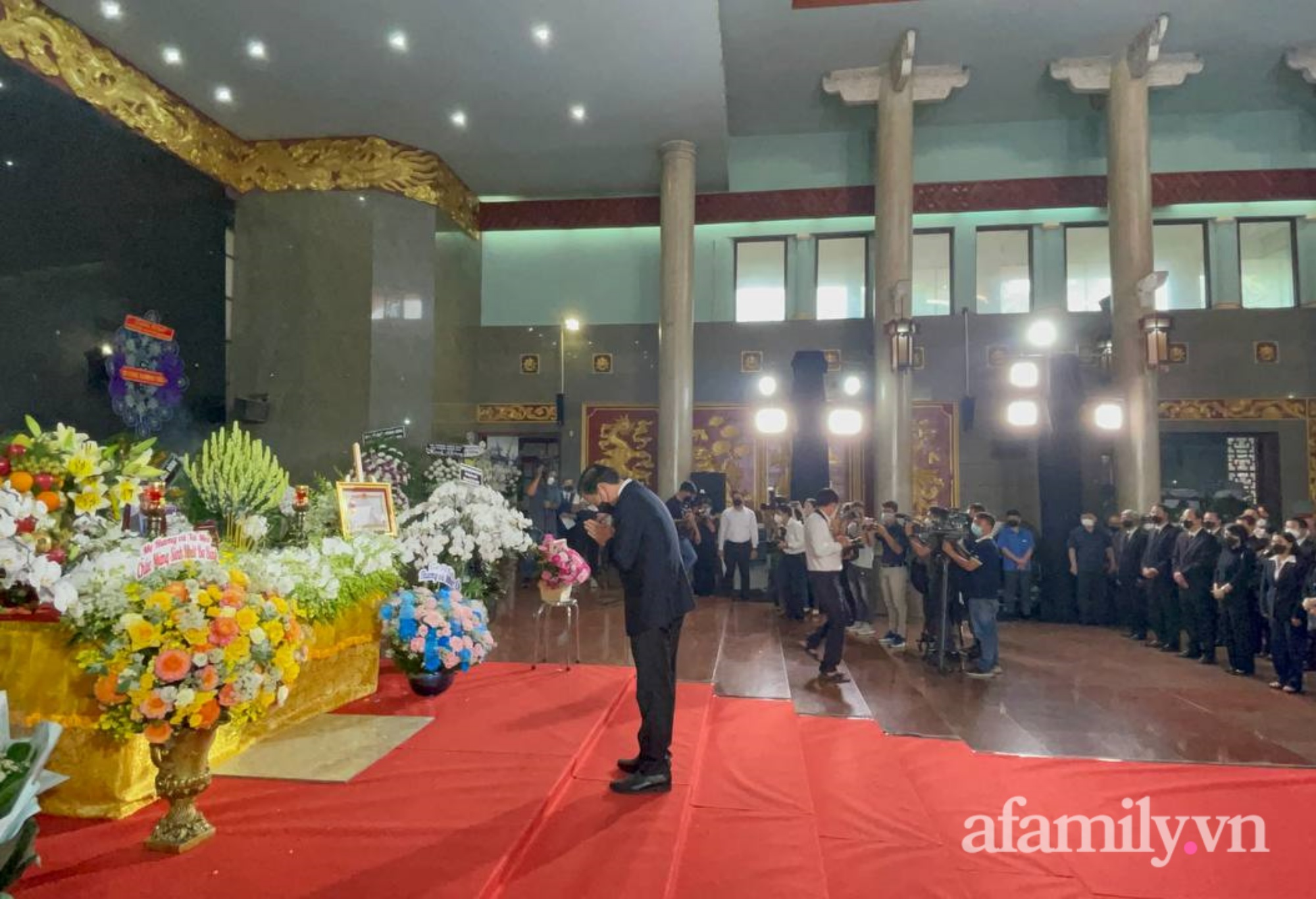 Lễ truy điệu và di quan Phó Chủ tịch UBND TP.HCM Lê Hòa Bình: Thương quý, vĩnh biệt người lãnh đạo tận tâm, người cha mẫu mực - Ảnh 3.