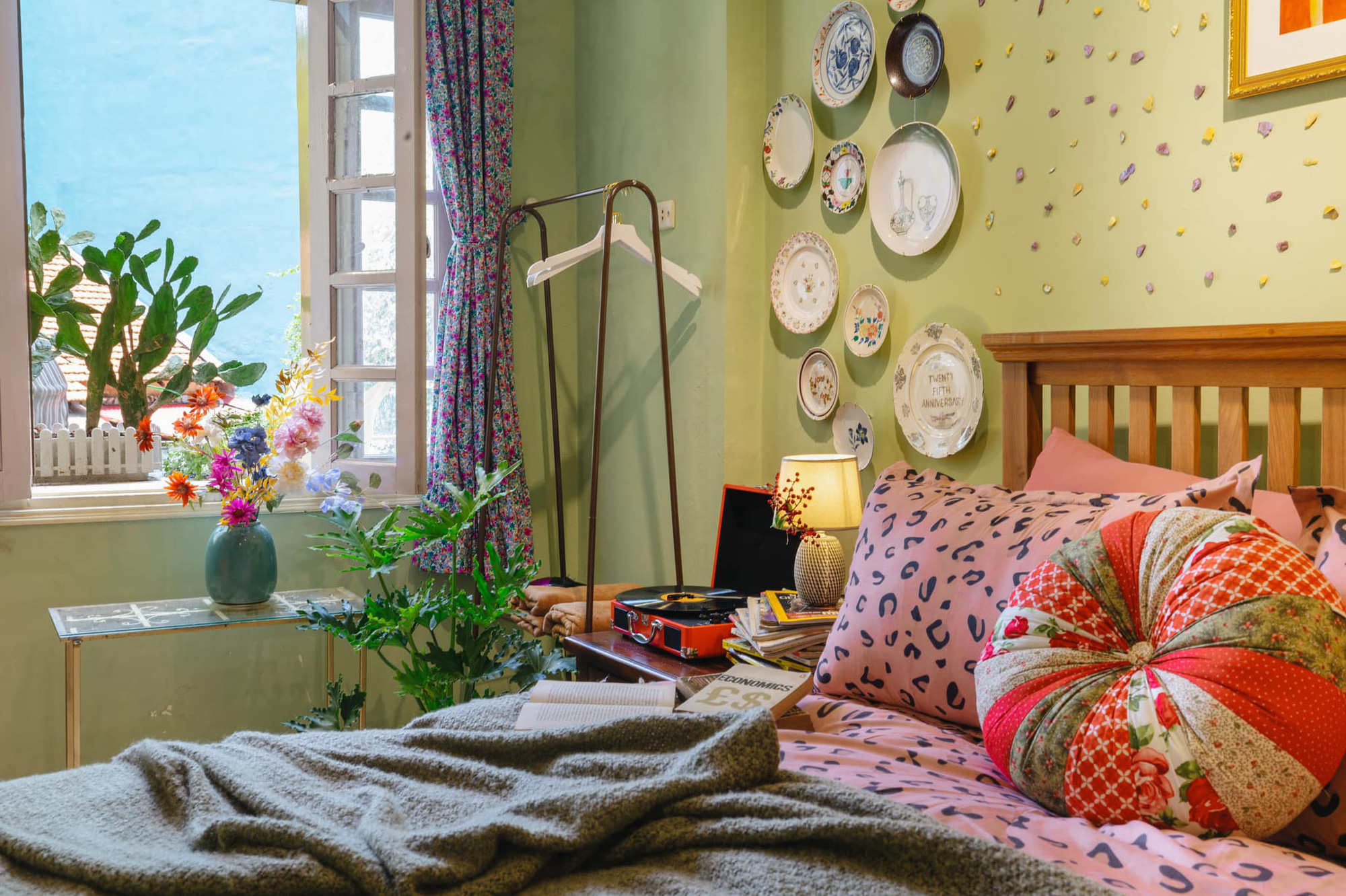Hanoi girl turns a small 16m² room into a retro space 