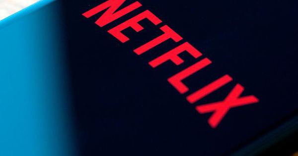 Netflix chật vật kiếm tiền, mất cả trăm nghìn lượt đăng ký: Thời kỳ 'nhiều người dùng chung 1 tài khoản' sắp đi vào dĩ vãng? - Ảnh 1.