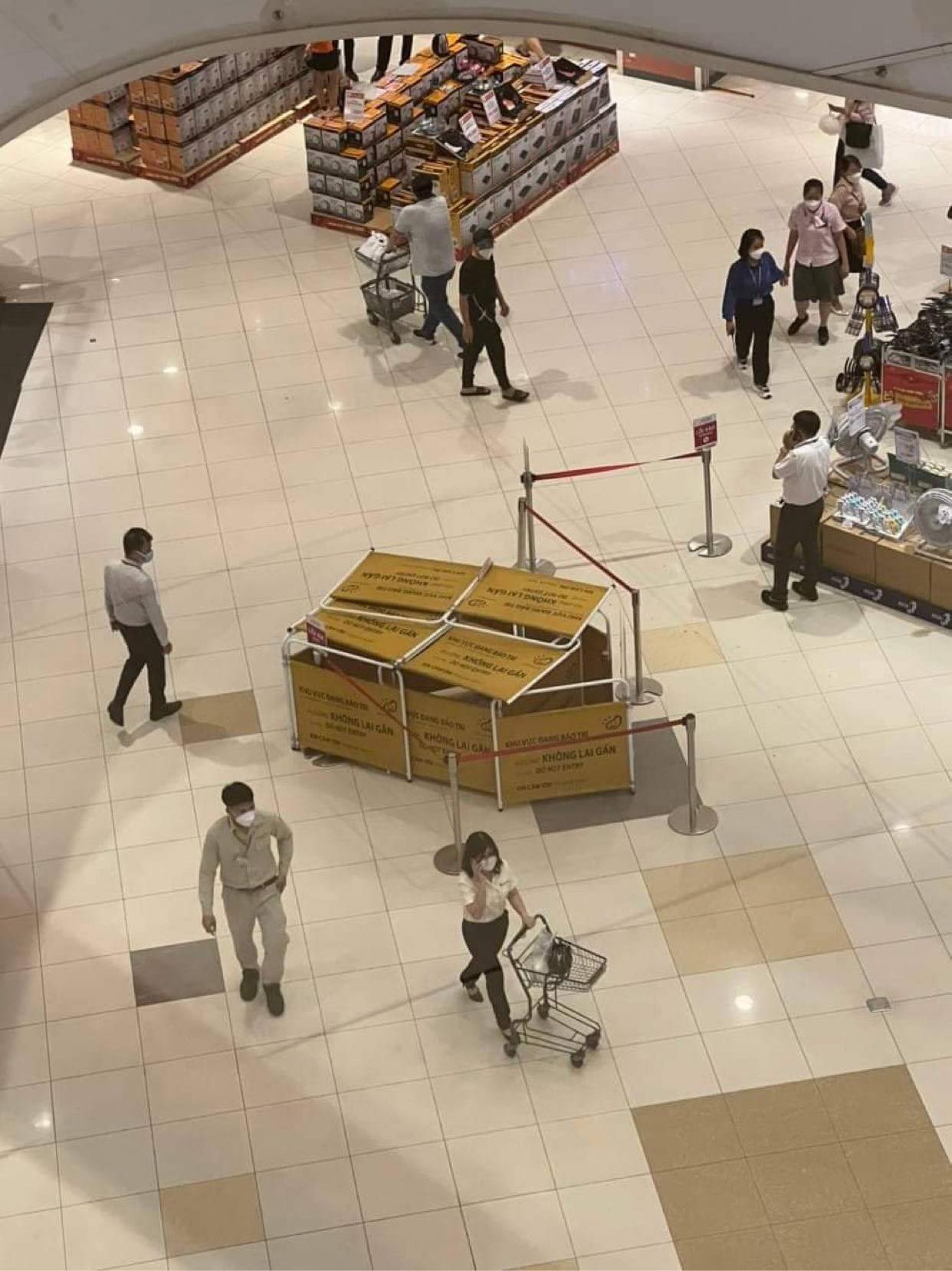 The male security guard fell from the floor at Aeon MaLL supermarket in Binh Duong - Photo 1.