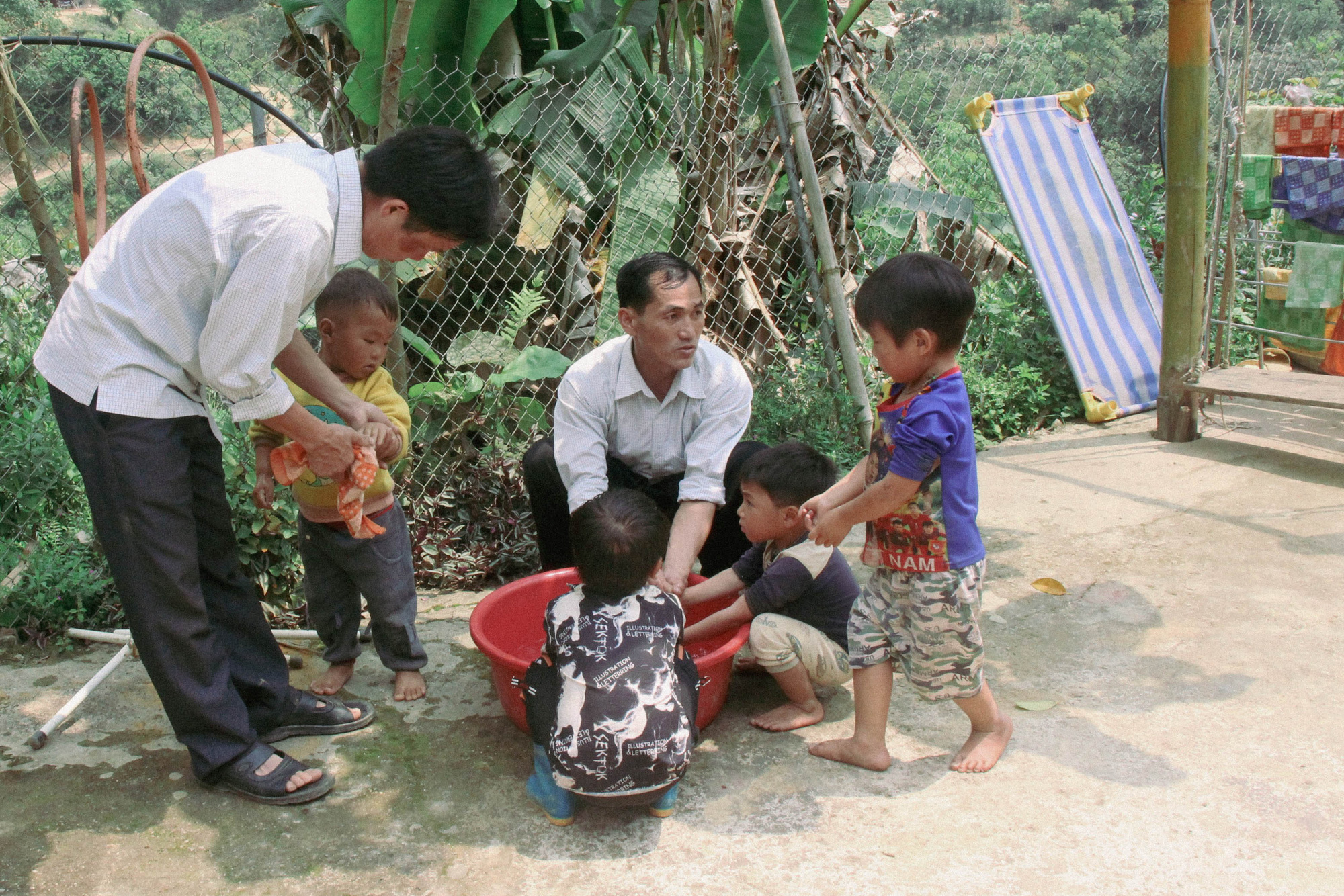 Hai người cha &quot;gà trống&quot; giữa núi rừng đại ngàn, dành tâm huyết nửa đời gieo ước mơ nơi khoảng trời heo hút - Ảnh 3.