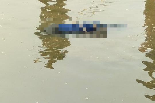 The crying daughter confirmed that the man's body was gagged, tied, and floating in the river as her father - Photo 1.