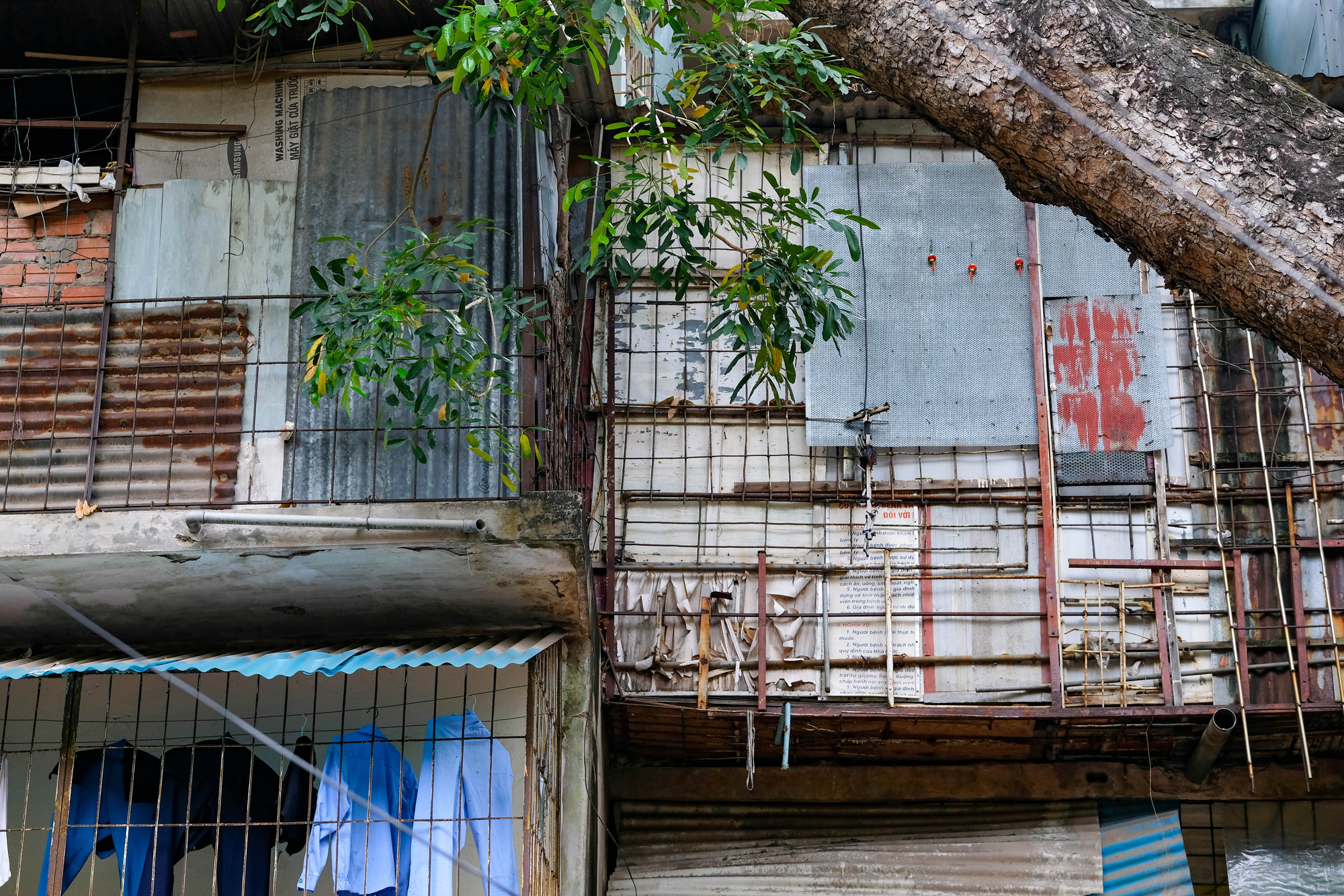 Chằng chịt &quot;chuồng cọp&quot; ở khu tập thể gần vụ cháy nhà khiến 7 người thương vong - Ảnh 7.