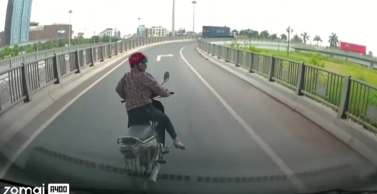 The sister who was on the overpass suddenly stopped the car, confusingly, the fate of the two cars behind was full... painful!  - Photo 2.