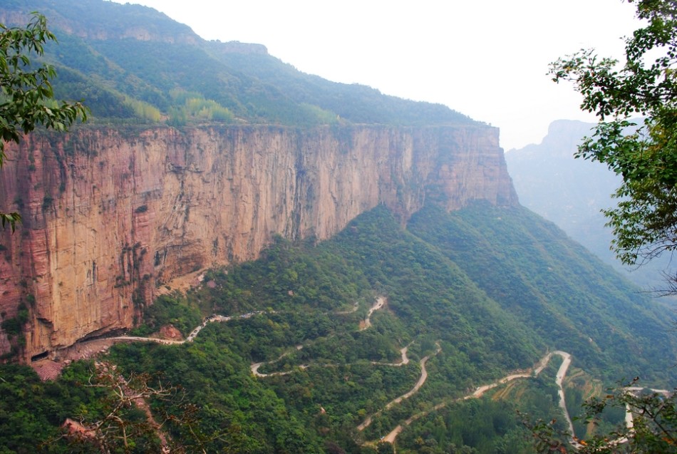 Thôn làng &quot;nguy hiểm&quot; nhất Trung Quốc: Tọa lạc trên núi đá cao 1.700m, phong cảnh như chốn bồng lai, đường lên dốc đứng thách thức mọi tay lái lão luyện - Ảnh 4.
