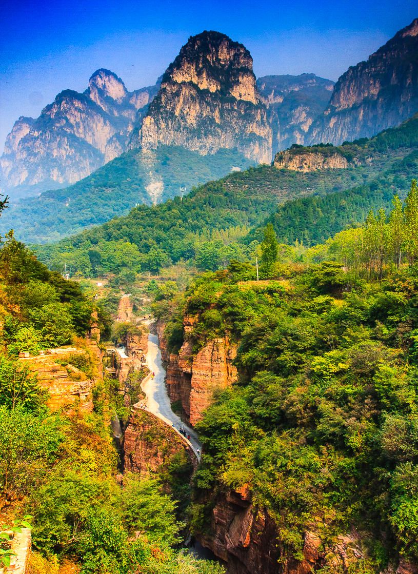 Thôn làng &quot;nguy hiểm&quot; nhất Trung Quốc: Tọa lạc trên núi đá cao 1.700m, phong cảnh như chốn bồng lai, đường lên dốc đứng thách thức mọi tay lái lão luyện - Ảnh 5.