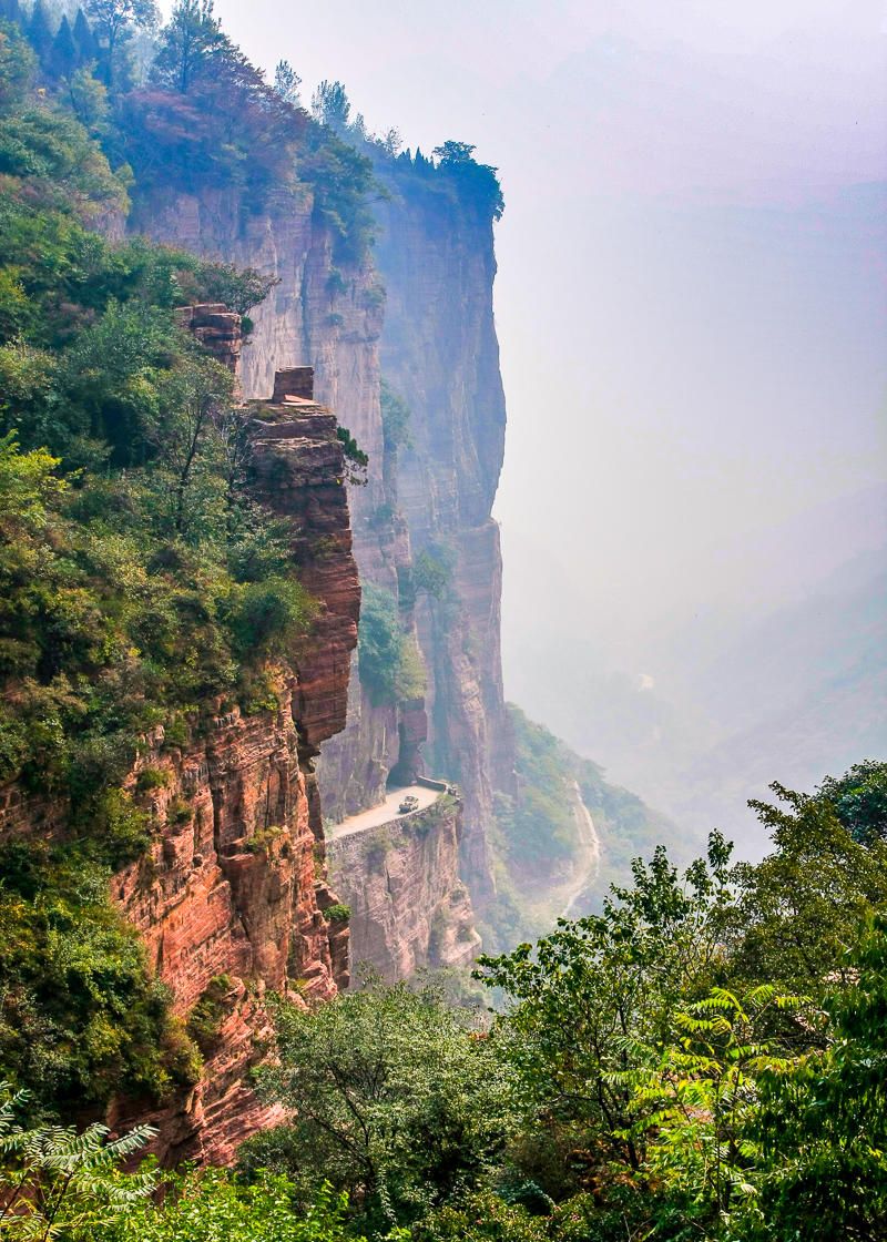 Thôn làng &quot;nguy hiểm&quot; nhất Trung Quốc: Tọa lạc trên núi đá cao 1.700m, phong cảnh như chốn bồng lai, đường lên dốc đứng thách thức mọi tay lái lão luyện - Ảnh 6.