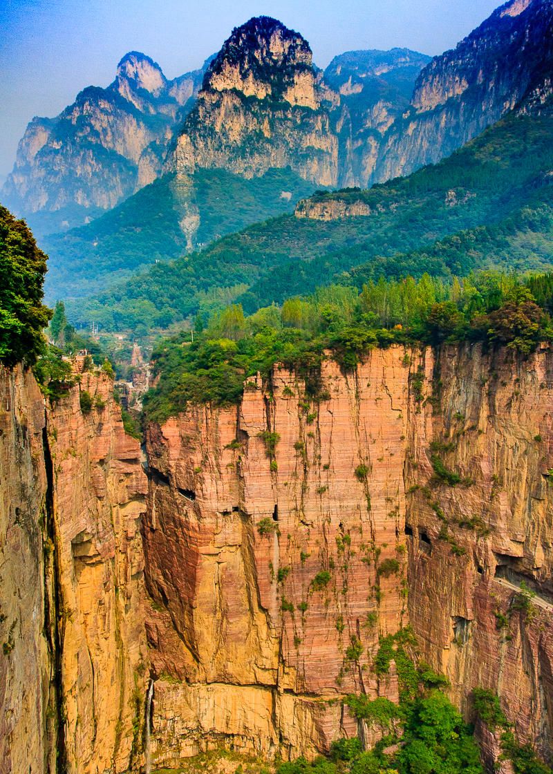 Thôn làng &quot;nguy hiểm&quot; nhất Trung Quốc: Tọa lạc trên núi đá cao 1.700m, phong cảnh như chốn bồng lai, đường lên dốc đứng thách thức mọi tay lái lão luyện - Ảnh 7.