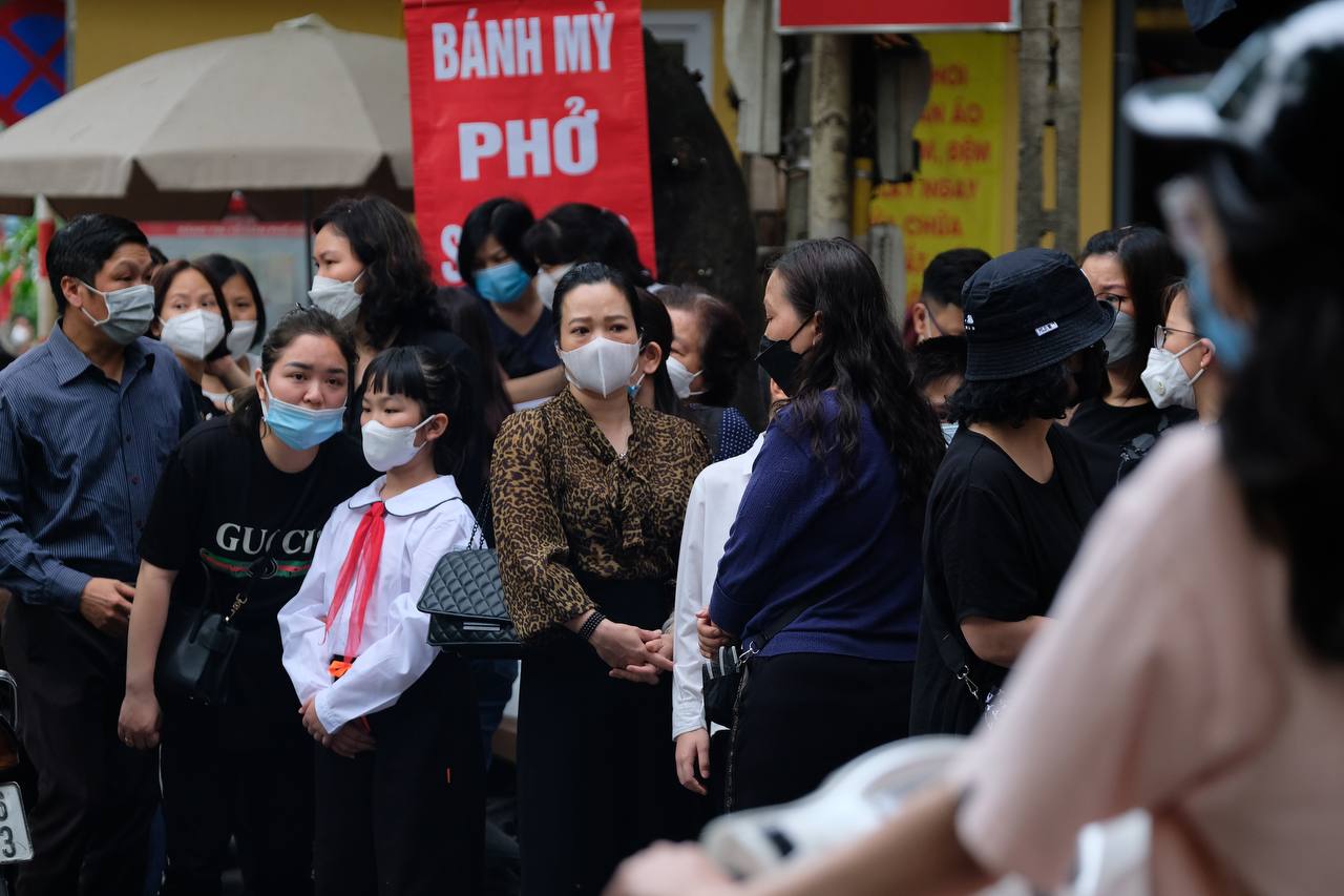 Người thân, bạn bè khóc nghẹn trong đám tang các nạn nhân tử vong trong vụ cháy nhà Kim Liên - Ảnh 4.