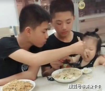 2 anh đưa em gái đi ăn rồi làm hành động khiến mẹ ấm lòng - Ảnh 1. Anh trai thương em gái - Ảnh 1.