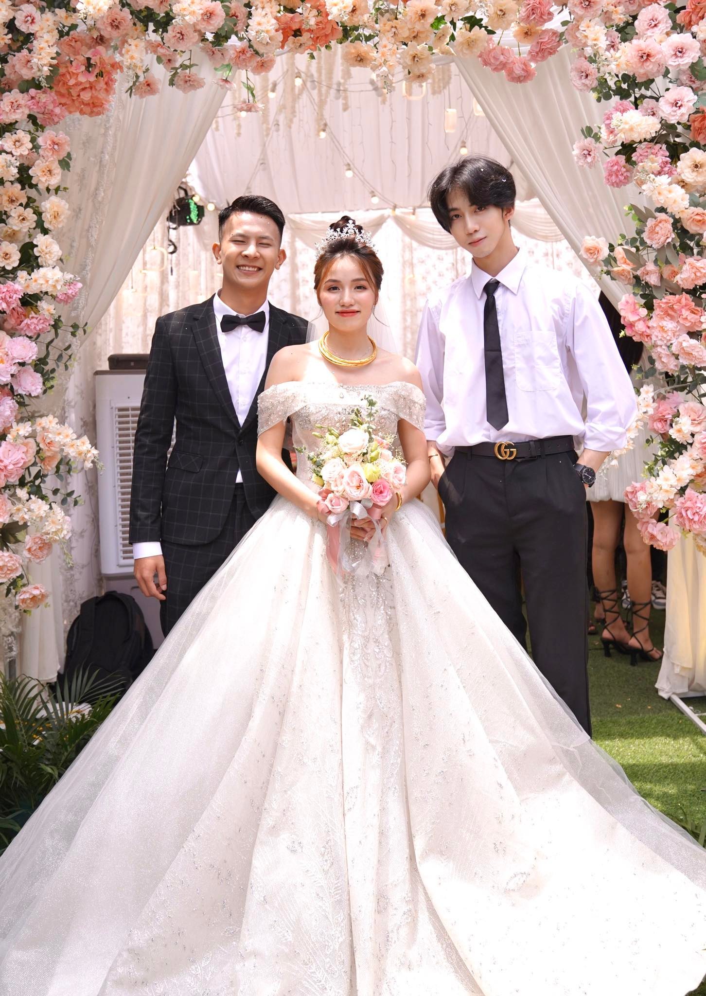 Hãy cùng ngắm nhìn bộ ảnh cưới của cặp đôi Nhung Tuấn đầy lãng mạn và tràn đầy tình yêu thương. Chắc chắn bạn sẽ bị cuốn hút bởi những khoảnh khắc đáng nhớ trong ngày trọng đại của họ.