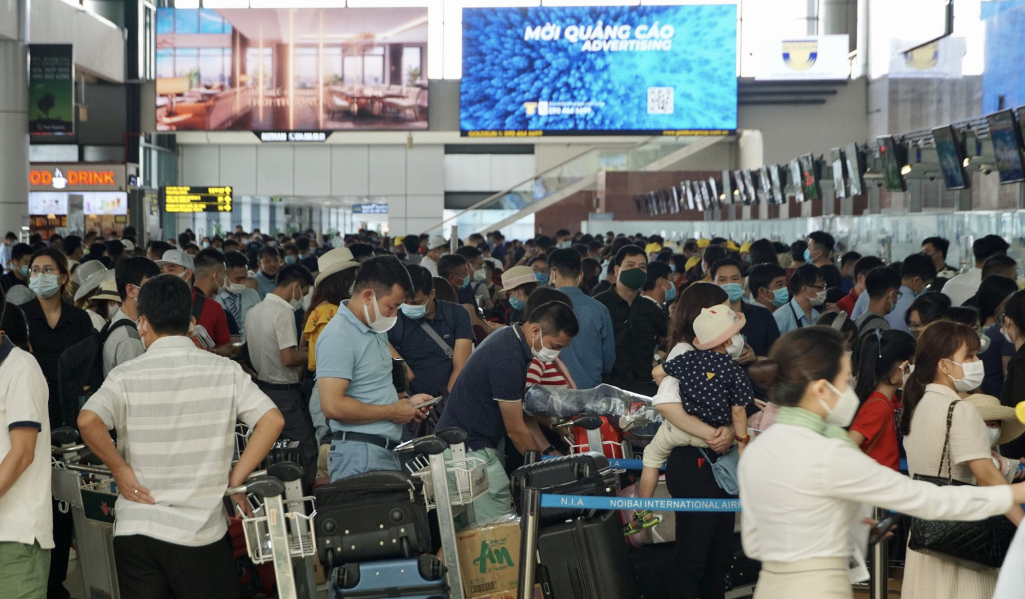 The holiday has not yet come to April 30, but the airport is full of people, what should passengers passing through Noi Bai take note of on this occasion?  - Photo 1.