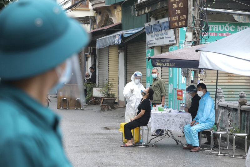 Hanoi detected 978 new COVID-19 cases on April 23 - Photo 1.