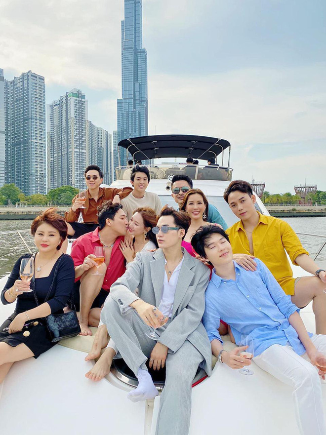 Hội bạn thân đình đám Vbiz: Gia đình Hoa Dâm Bụt coi nhau như ruột thịt, Hà Tăng có tình bạn triệu đô hơn một thập kỷ - Ảnh 8. Hội bạn thân đình đám Vbiz: Gia đình Hoa Dâm Bụt coi nhau như ruột thịt, Hà Tăng có tình bạn triệu đô hơn một thập kỷ - Ảnh 8.