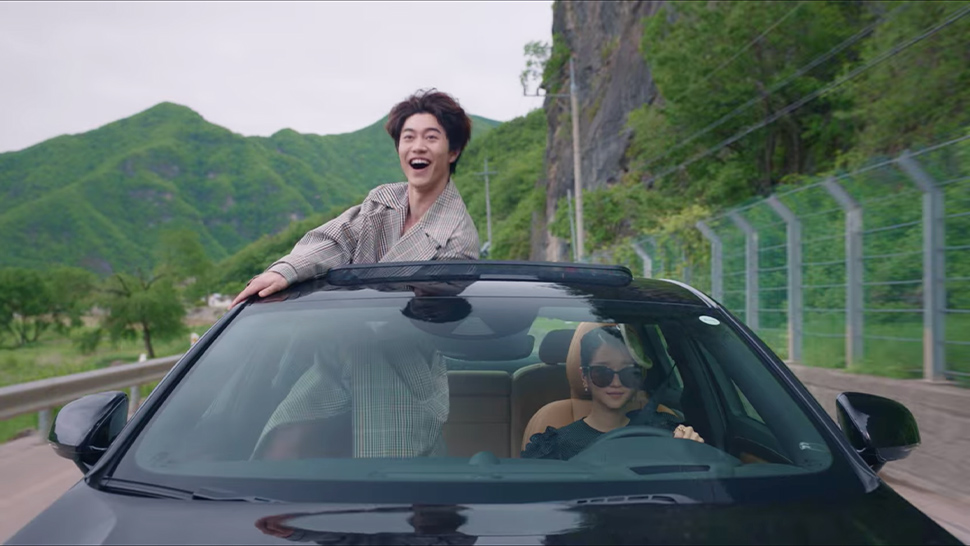 Chúng tôi đã tìm thấy chiếc xe chính xác mà Seo Ye Ji lái trong phim It's Okay To Not Be Okay (Điên thì có sao) - Ảnh 7.