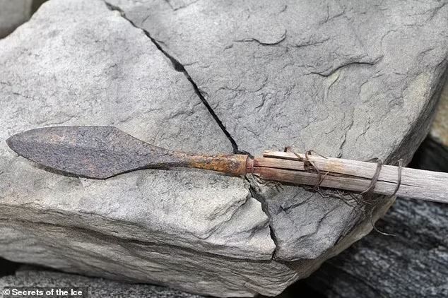 Melting glaciers reveal 'treasures'  buried for 500 years, when opened, it smells delicious but contains a harsh reality - Photo 3.