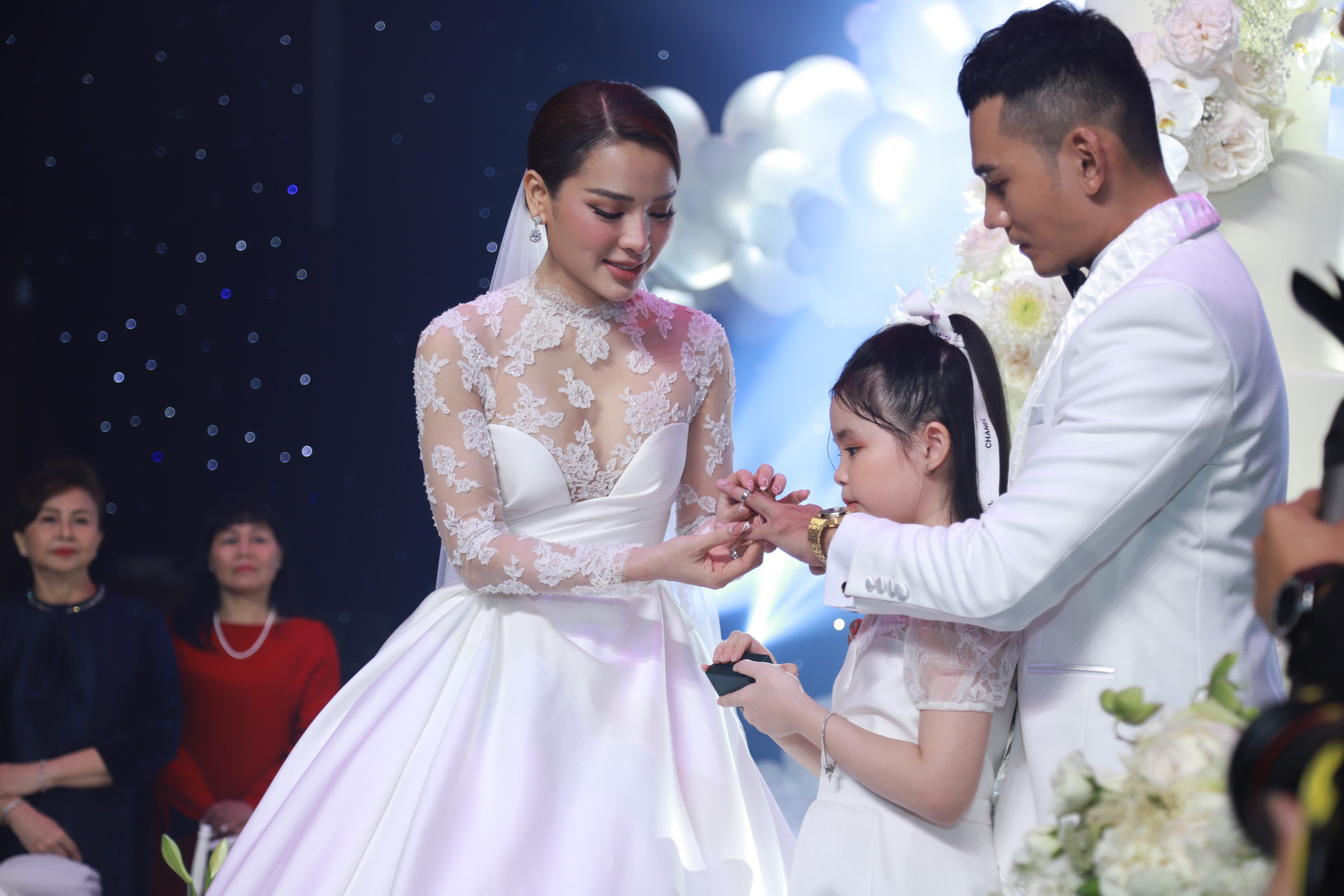 Phuong Trinh Jolie's stepdaughter appeared for the first time, making this special thing for her mother - Photo 3.