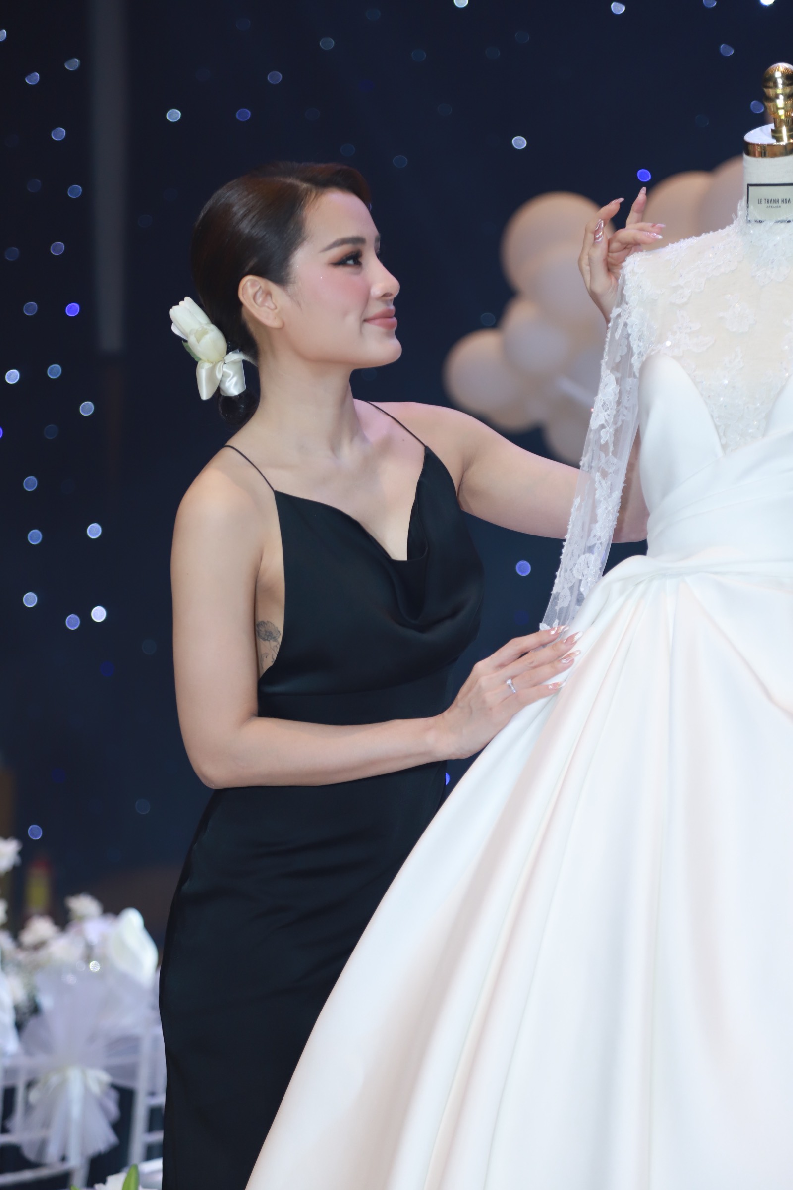 Ngắm trọn 3 chiếc váy cưới của Phương Trinh Jolie trong ngày trọng đại, gây choáng nhất là màn khoe vòng 1 táo bạo - Ảnh 5.