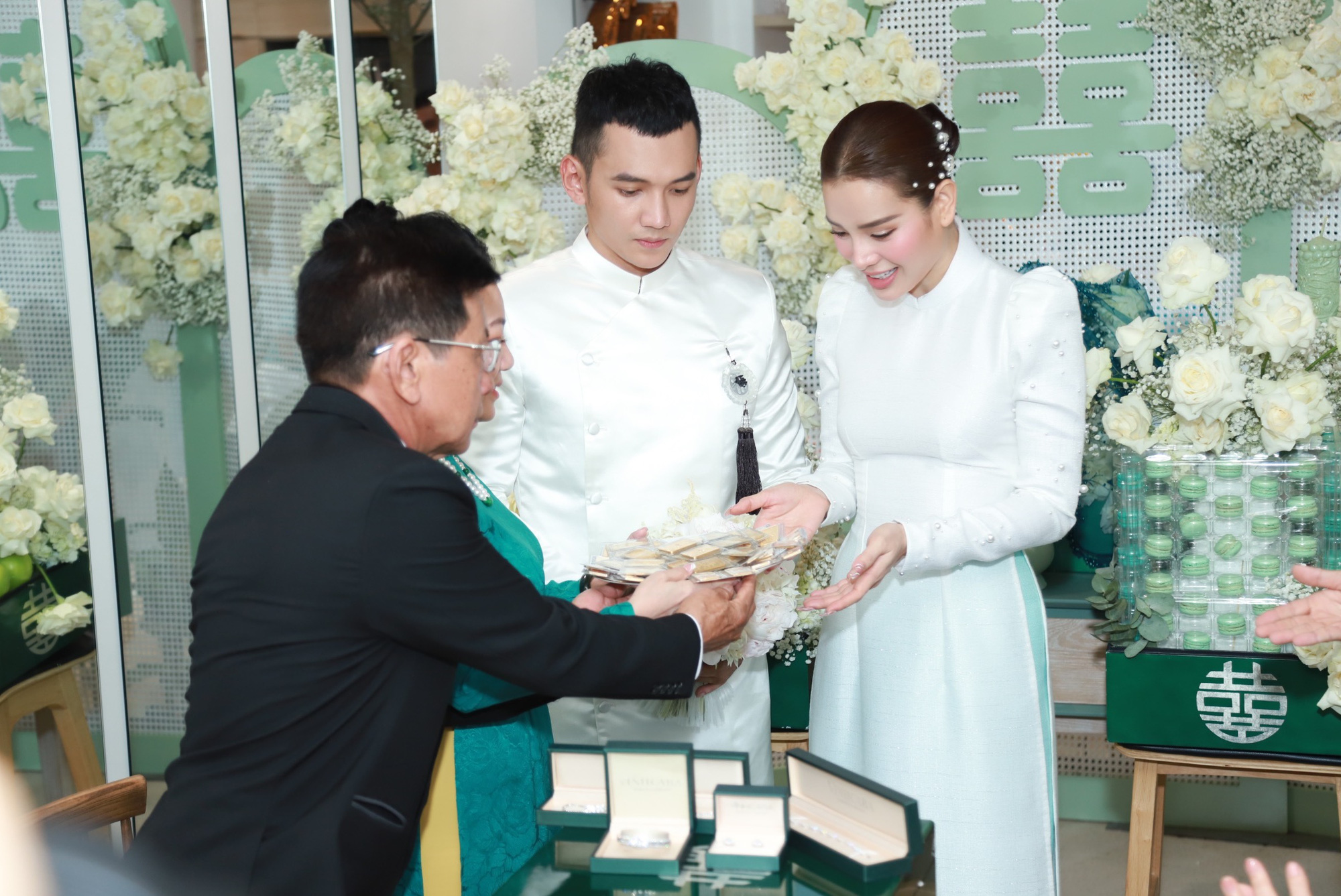 Lễ rước dâu Phương Trinh Jolie - Lý Bình: Cô dâu - chú rể xuất hiện, diện áo dài trắng vô cùng đẹp đôi - Ảnh 13.