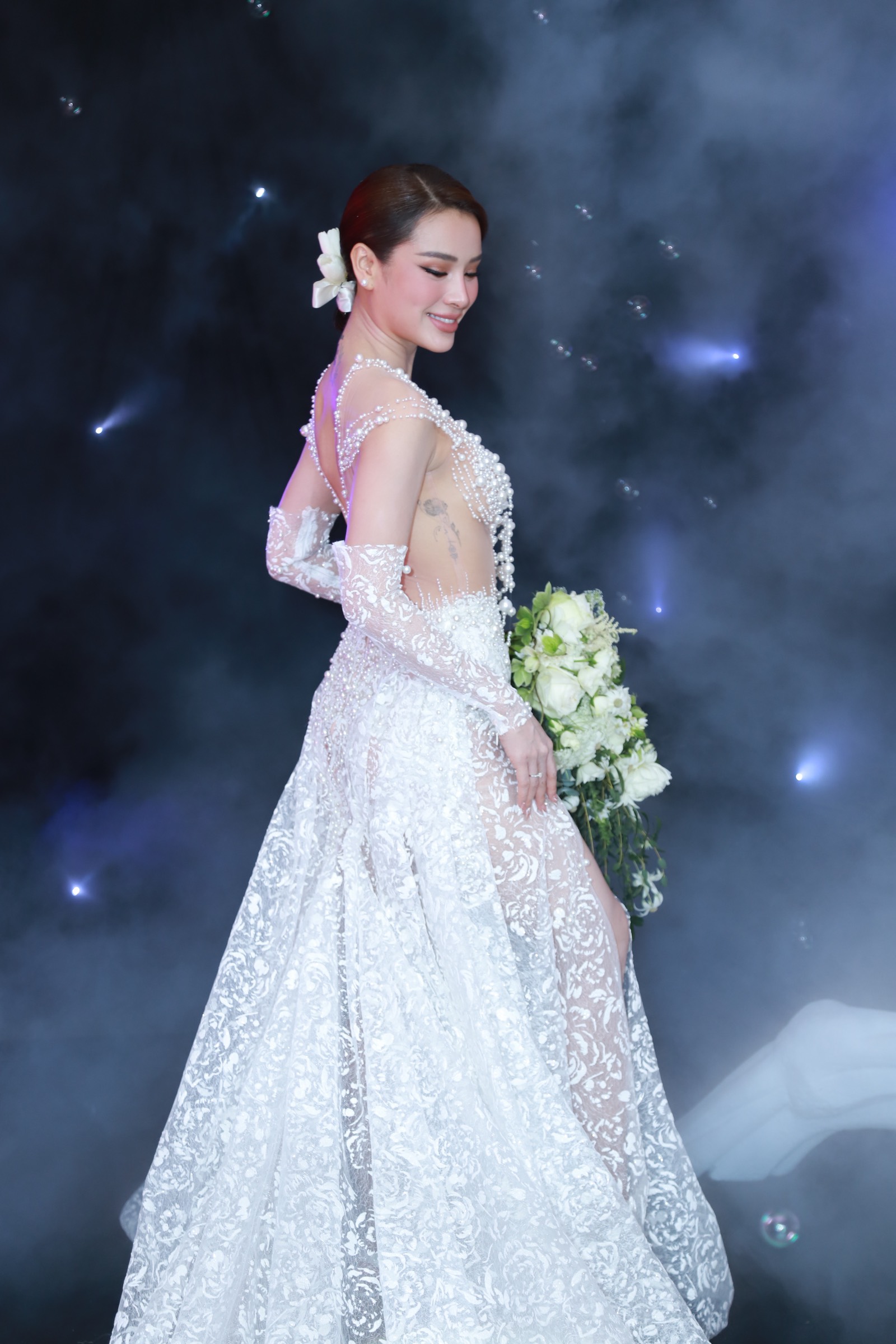 See all 3 wedding dresses of Phuong Trinh Jolie on the big day, the most shocking is the bold first round show - Photo 2.