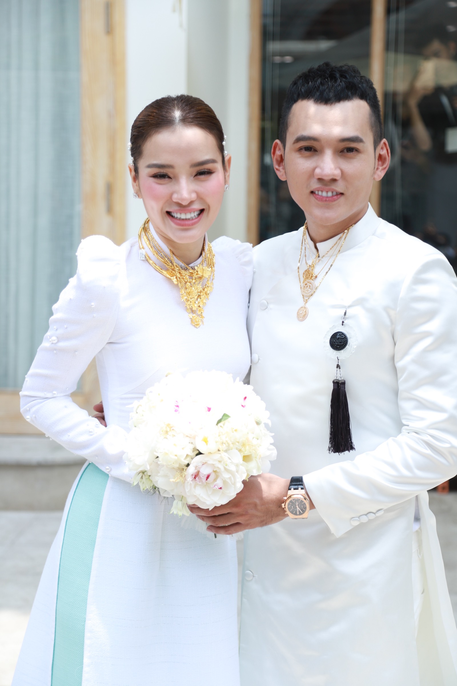 Loạt khoảnh khắc vợ chồng Phương Trinh Jolie - Lý Bình đeo vàng nặng trĩu  trong lễ rước dâu