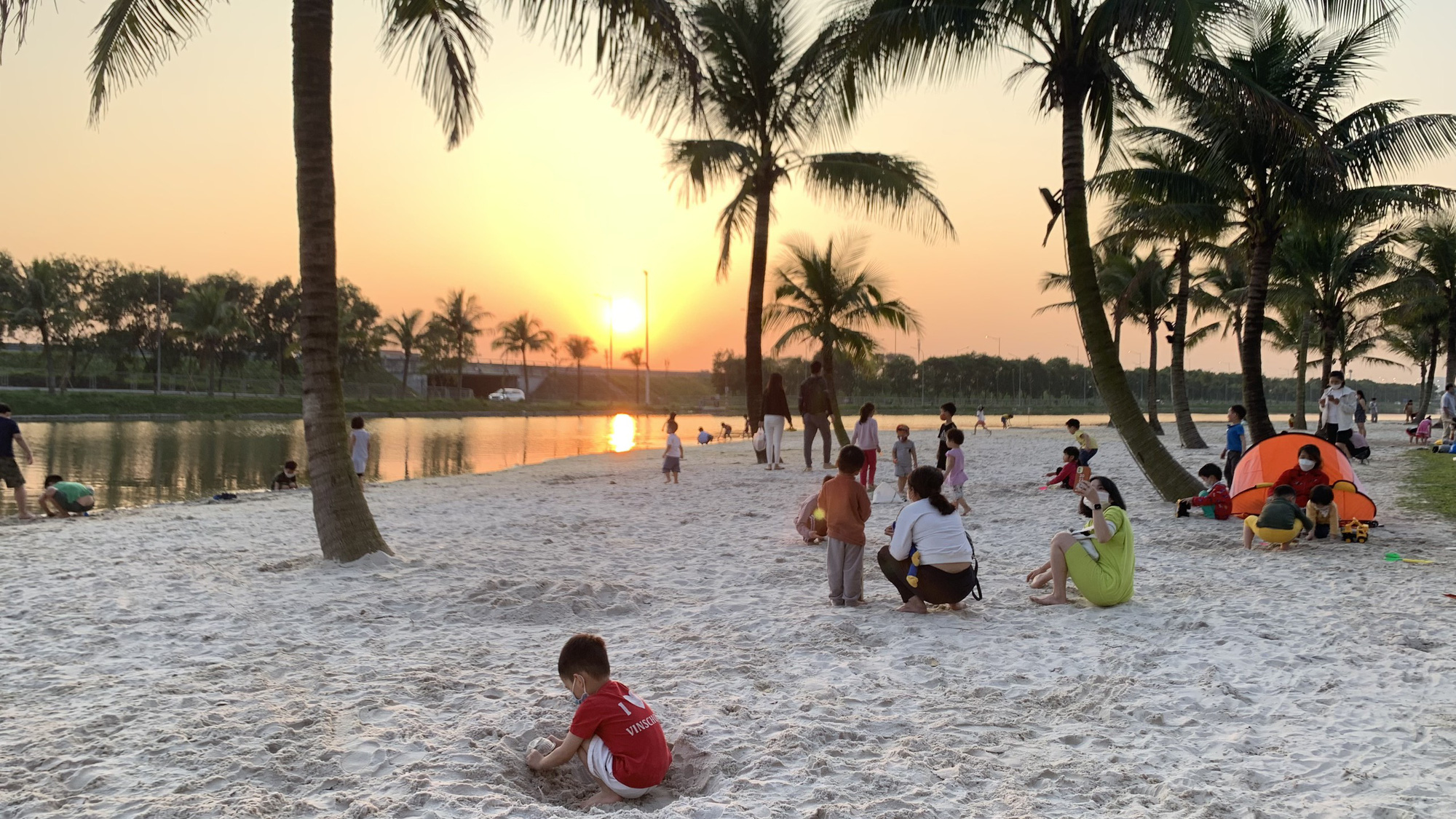 &quot;Bỏ túi&quot; thêm một không gian chơi cho bé cực mê: Có tất tần tật từ nghịch cát, chơi cầu trượt, uống trà sữa, BBQ và rất nhiều điều thú vị khác - Ảnh 4.