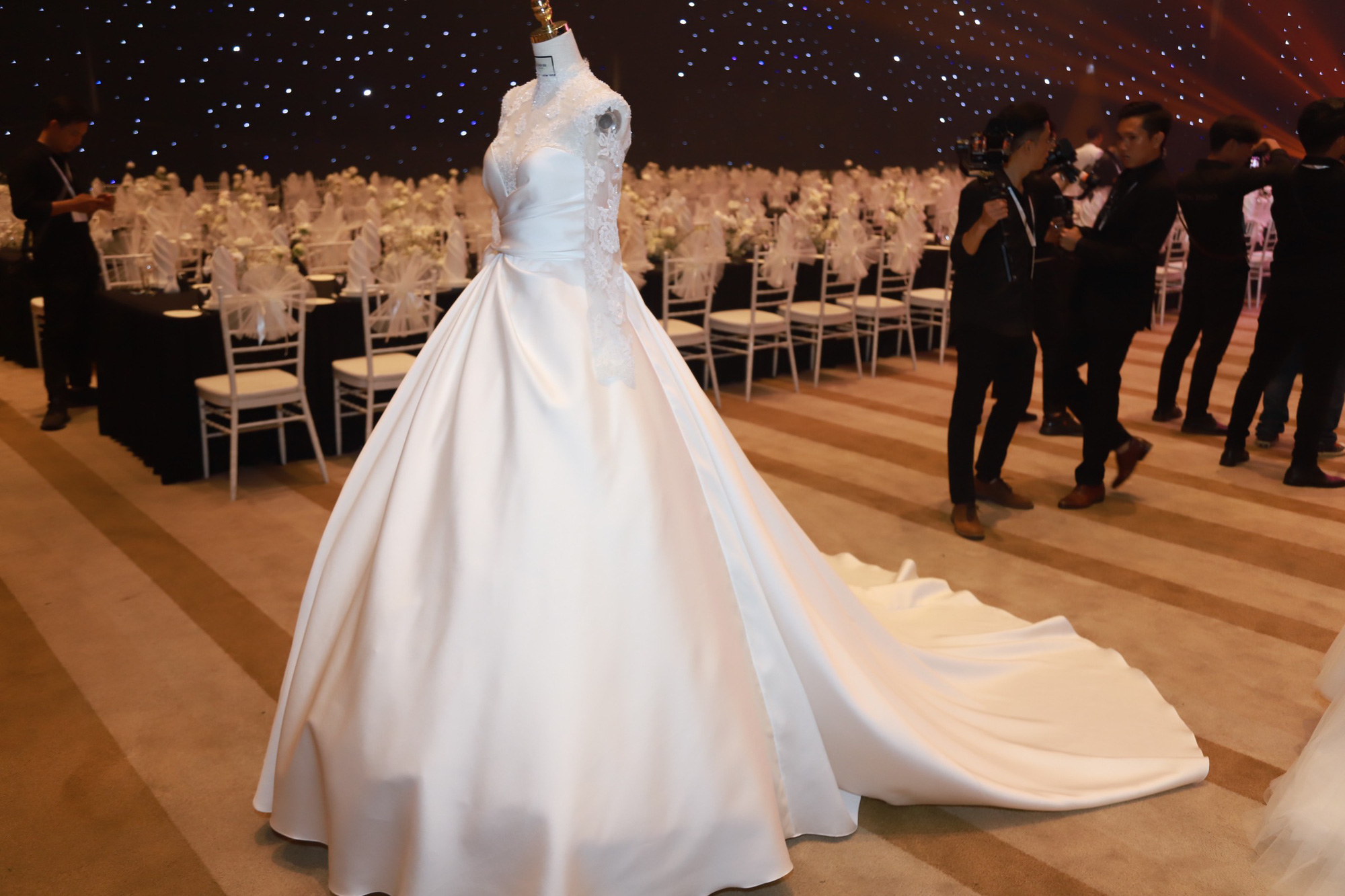 Ngắm trọn 3 chiếc váy cưới của Phương Trinh Jolie trong ngày trọng đại, gây choáng nhất là màn khoe vòng 1 táo bạo - Ảnh 4.