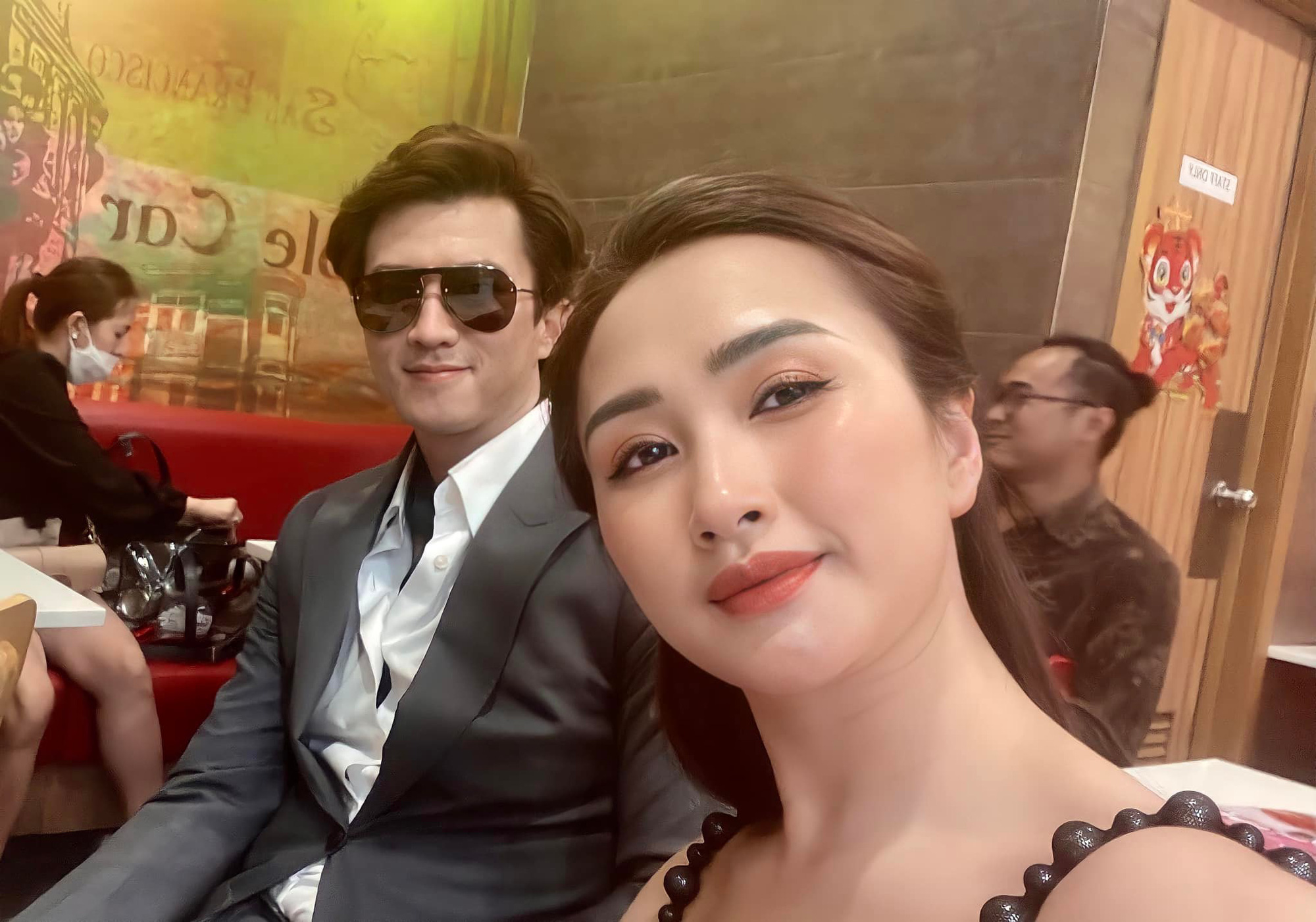 Vợ Hà Việt Dũng Bão ngầm theo chồng đến tận nơi làm việc, nhan sắc gây chú ý