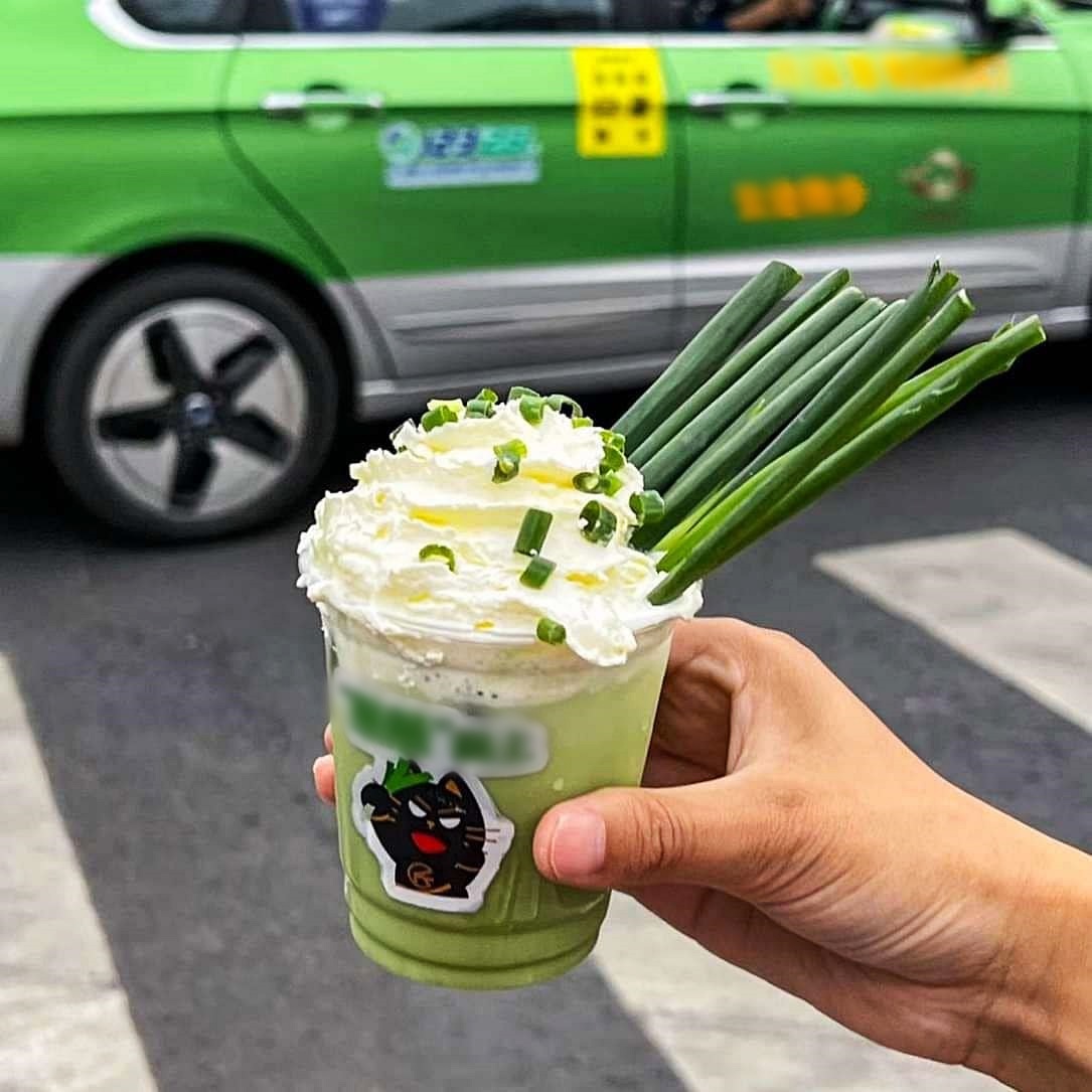 Matcha đá xay topping ngập hành - món giải nhiệt mùa hè đang khiến cư dân mạng "khóc thét" - Ảnh 1. matcha đá xay hành