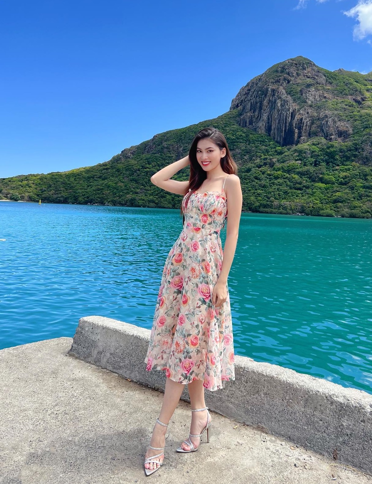 What to wear to the beach?  See Vietnamese stars immediately come up with 12 ideas to dress up for super beautiful virtual live photos - Photo 12.